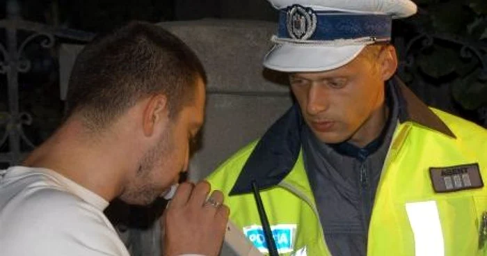 Tânărul a fost testat cu aparatul etilotest.Foto arhivă