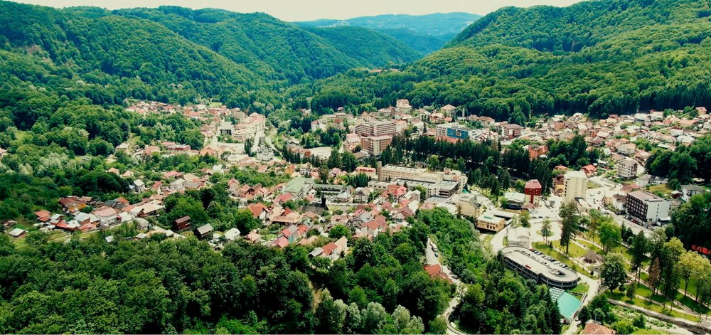 Un tânăr s-a izbit cu ATV-ul de zidul de pe marginea drumului în timp ce plimba un turist și a murit