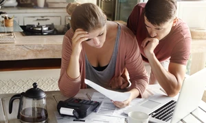 Românii cu salarii mici sunt nevoiti sa isi calculeze banii  Foto Freepik com jpg
