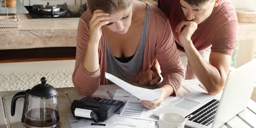 Românii cu salarii mici sunt nevoiti sa isi calculeze banii  Foto Freepik com jpg