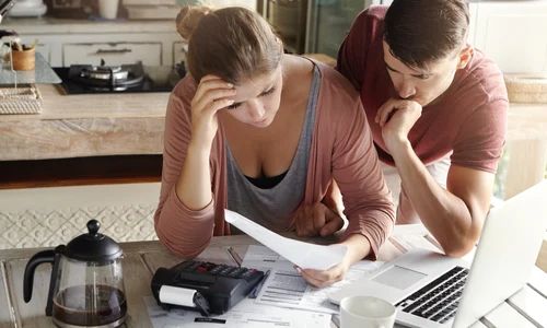 Românii cu salarii mici sunt nevoiti sa isi calculeze banii  Foto Freepik com jpg