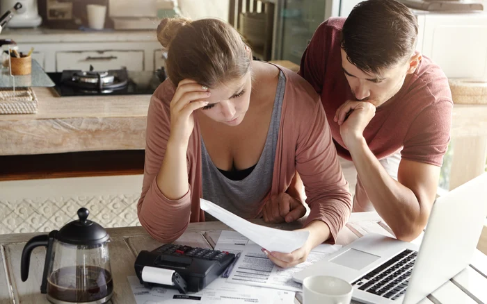 Salariile considerate mici continuă să fie o problemă pentru numeroși români. Sursa: Freepik.com