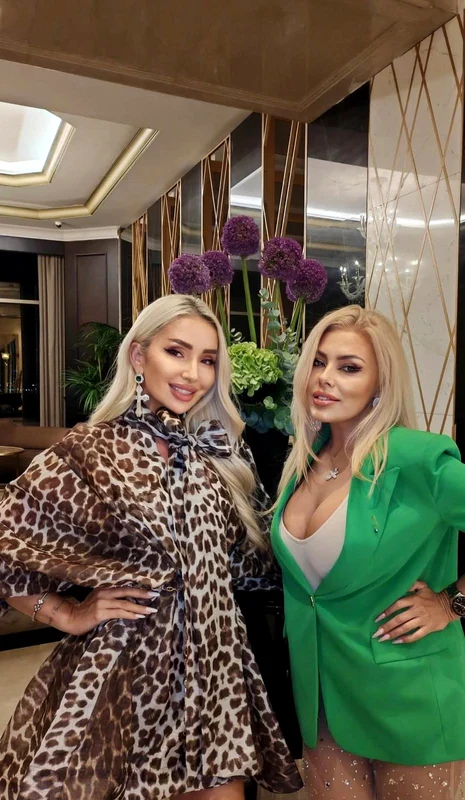 Celebra belly dancer Jasmine este super prietenă de ani de zile cu creatoarea de modă Sonia Trifan
