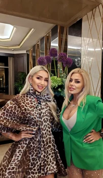 Celebra belly dancer Jasmine este super prietenă de ani de zile cu creatoarea de modă Sonia Trifan