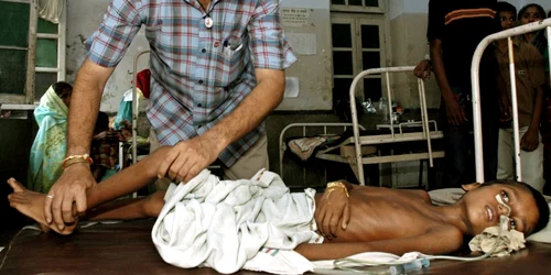 Condiţiile precare de igienă şi mediul înconjurător cald şi umed au favorizat răspândirea epidemiei în India, mai ales în rândul copiilor (FOTO: Reuters)