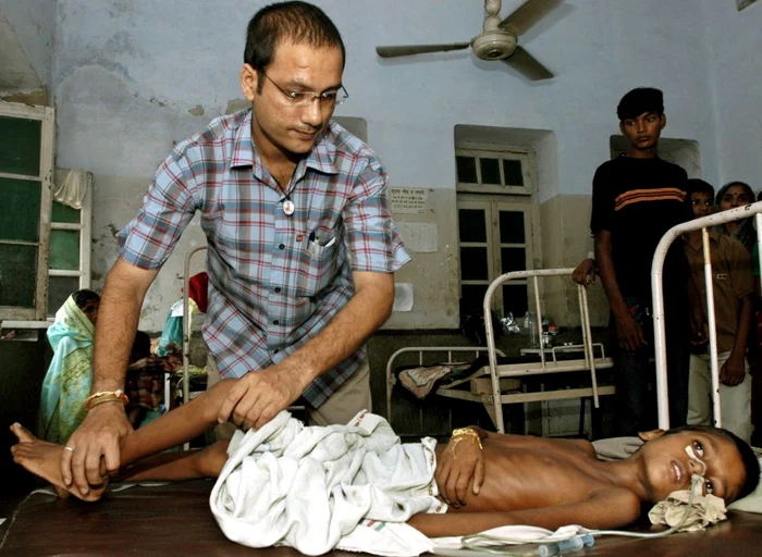 Condiţiile precare de igienă şi mediul înconjurător cald şi umed au favorizat răspândirea epidemiei în India, mai ales în rândul copiilor (FOTO: Reuters)