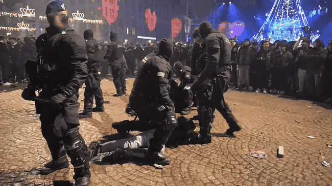 Haos de Revelion în Amsterdam: violențe fără precedent, doi morți din cauza artificiilor și biserică mistuită de flăcări