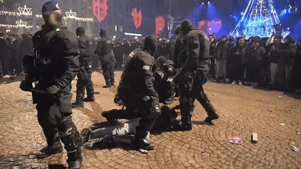 Haos de Revelion în Amsterdam: violențe fără precedent, doi morți din cauza artificiilor și biserică mistuită de flăcări