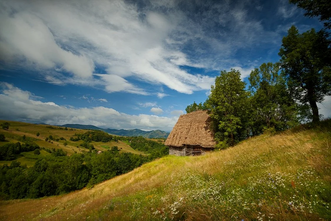 Circuitul de 10 zile din Transilvania porneşte de la preţul de 3.300 de dolari şi include activităţi precum cycling, călărit şi drumeţii prin zonele rurale ale ţării.