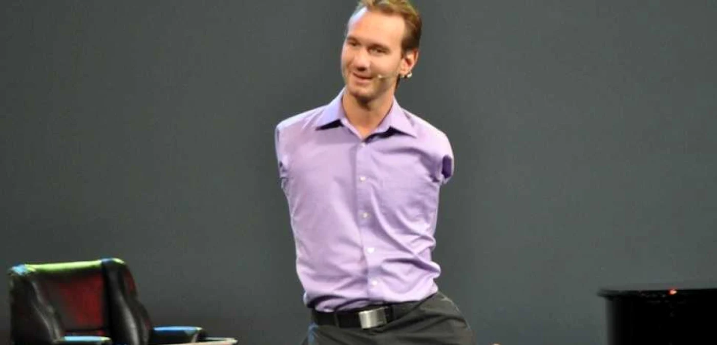 Nick Vujicic, bărbatul
fără mâini şi picioare devenit speaker motivational. Foto barevam.com