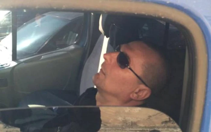 În imagine se vede cum polițistul doarme dus cu ochelarii la ochii, ca nu cumva sa-l deranjeze soarele (Fotografii: Alexandru Victor)