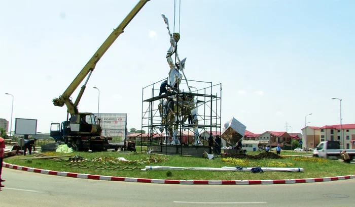 Sculptura realizată de Bogdan Lefter are 10 metri înălţime şi cântăreşte 4 tone FOTO: I. Bunilă