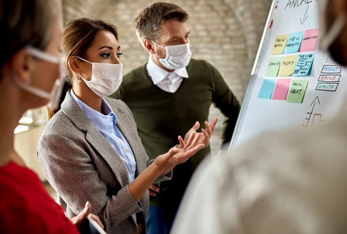 Riscul de infectare cu noul coronavirus crește în spațiile închise neaerisite, chiar dacă purtăm mască de protecțiefoto: Shutterstock