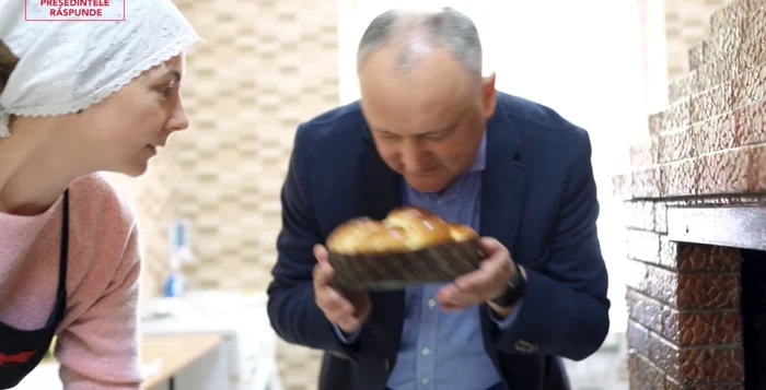 Igor Dodon socate din cuptor cu mâinile goale un cozonac, motiv pentru care a fost ironizat pe Facebook pentru că şi-ar fi regizat momentul.