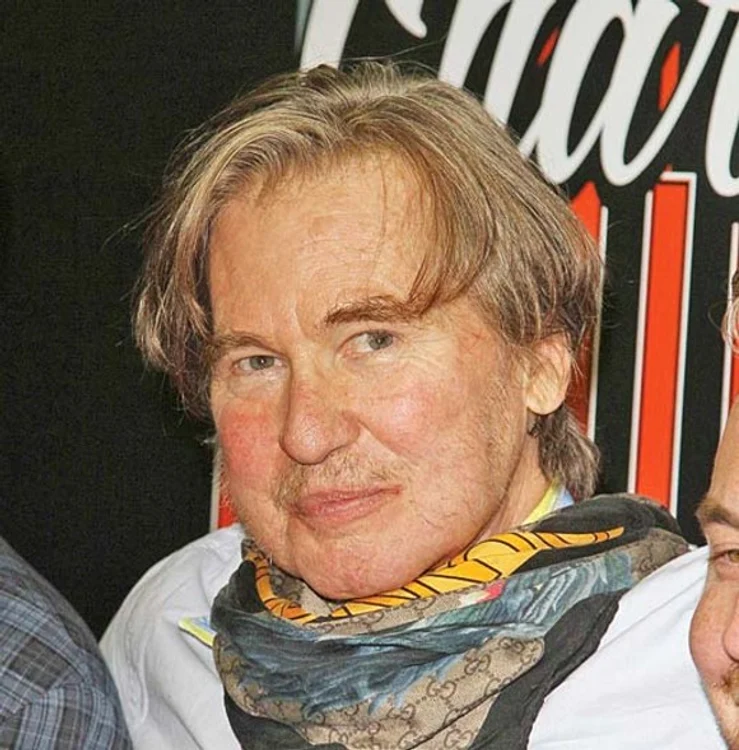 Val Kilmer a purtat o eşarfă pentru a ascunde tubul traheostomic 