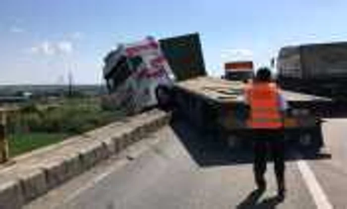 Şoferul a pierdut controlul volanului şi a ajuns cu TIR-ul suspendat pe un parapet 
