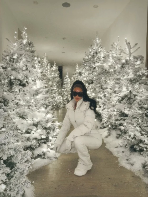 Kim Kardashian s-a pozat printre brazii ei de Crăciun (Foto: Instagram)