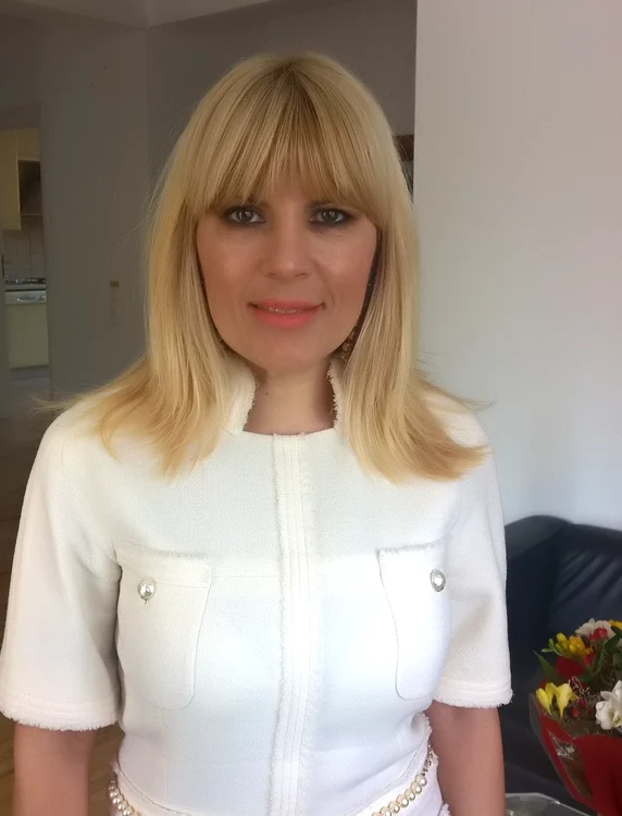Elena Udrea (42 de ani) vrea să demonstreze că este 100% naturală și așa vrea să rămână