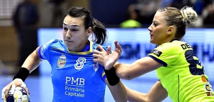 Cristina Neagu (stânga)