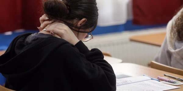 Elevă la examen - simulare evaluarea nationala - subiecte FOTO Inquam / George Călin