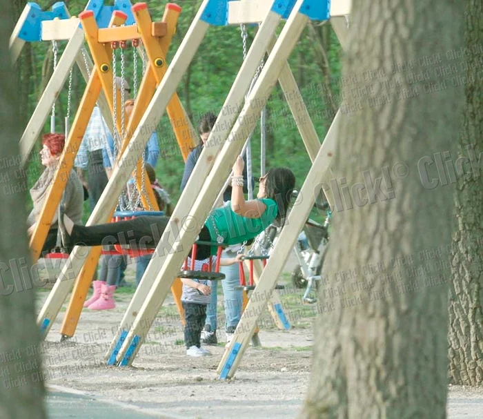
    Pe 4 aprilie, când afară au fost  20 de grade, Manuela s-a distrat  în parc, cot la cot cu fiica ei (Fotografii: Blitz)  