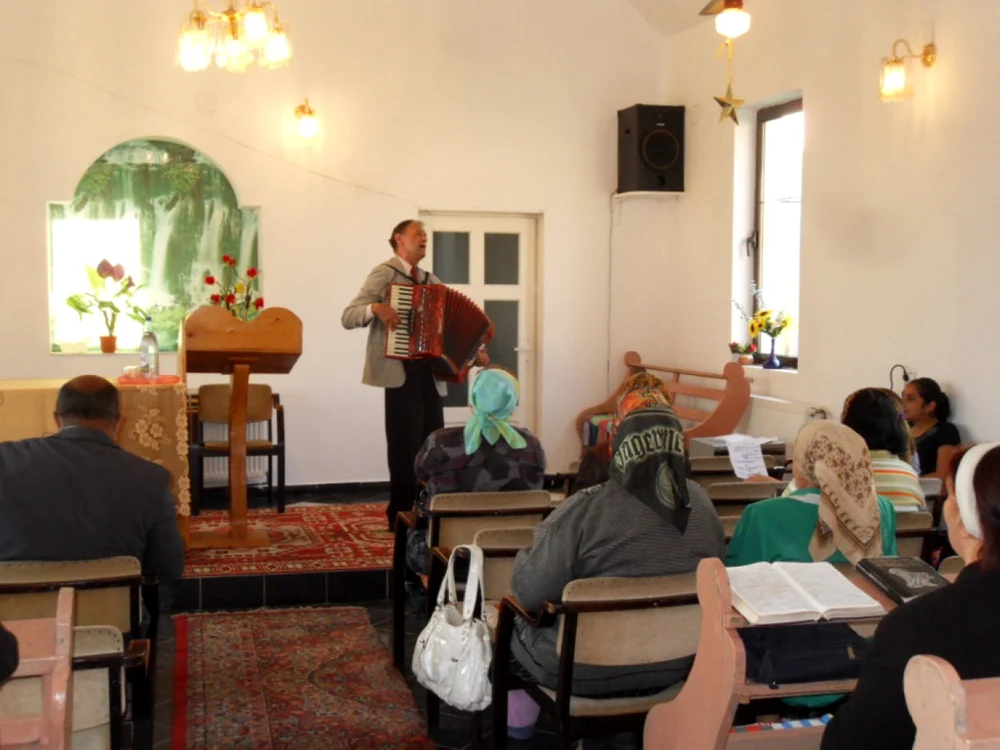Victor Ciurcă susţine o „predică muzicală” în biserica baptistă din Sărata FOTO: Bianca Sara