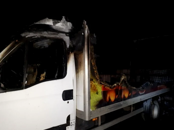 În incendiu au ars două maşini d etransport