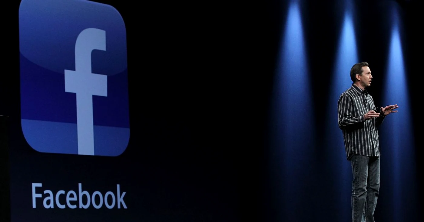 
		    Scott Forstall, vice președinte al iOS Software, prezintă integrarea cu Facebook din viitorul iOS. FOTO: Mediafax		    