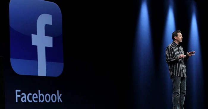 Scott Forstall, vice președinte al iOS Software, prezintă integrarea cu Facebook din viitorul iOS. FOTO: Mediafax