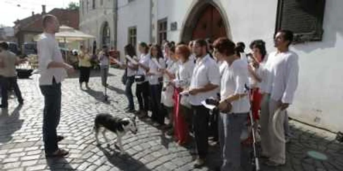 Cluj: 25 de tineri şi-au cântat nemulţumirile, inclusv în troleibuz