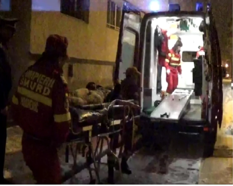 
    Medicii spun că starea fetei de 19 ani este gravă  