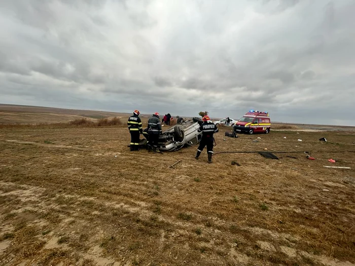 Mașina s-a răsturnat FOTO: ISU Dobrogea