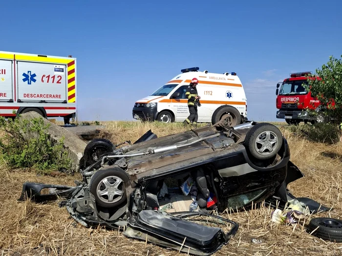 Un autoturism s-a răsturnat în comuna Seaca FOTO: ISU Teleorman