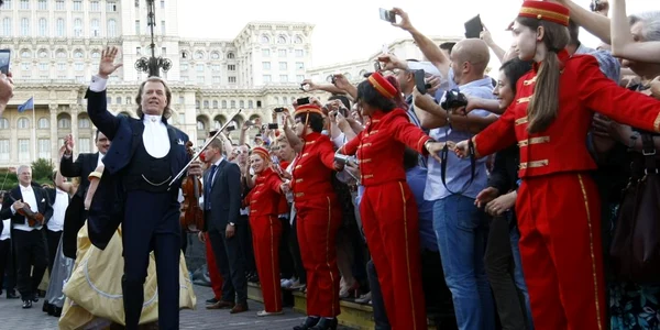 Andre Rieu la sosirea in piata constitutiei foto david muntean