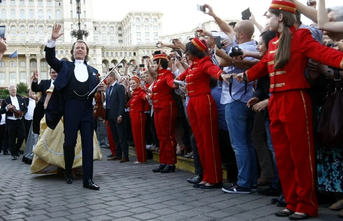 Andre Rieu la sosirea in piata constitutiei foto david muntean