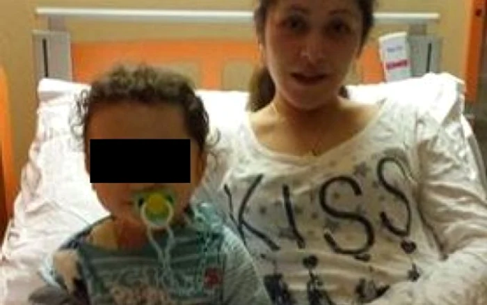 Dennis, alături de mama lui, în spitalul din Florența, Italia