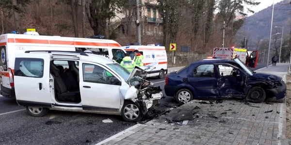 Accident rutier cu patru victime în Căciulata staţiunea Călimăneşti pe DN 7 lângă Vila Cantacuzino - Vâlcea pe Valea Oltului Foto ISU Vâlcea