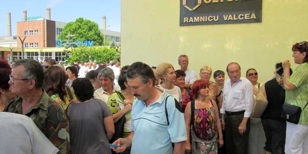 VIDEO Disponibilizaţii de la Oltchim au intrat cu forţa peste administratorul special