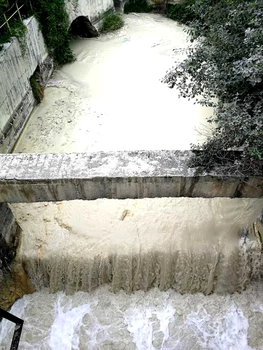 Poluarea Oltului de către platforma chimică vâlceană Foto Asociaţia Kogayon