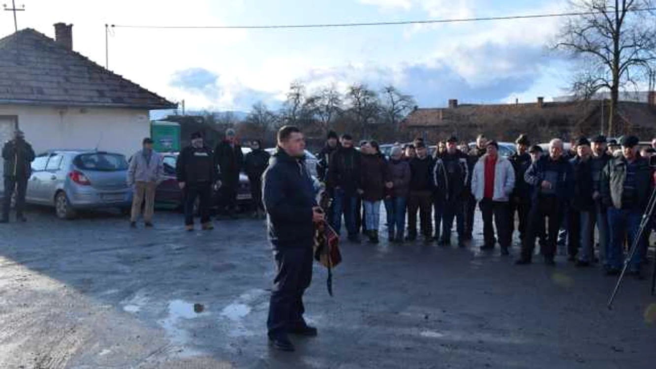 Localnicii din Ditrău s-au întâlnit sâmbătă, cu primarul, la Căminul cultural din localitate