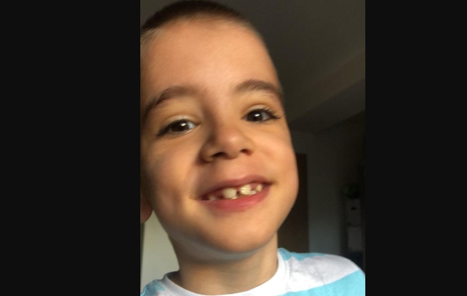 Un copil născut cu autism și multiple complicații are nevoie de 5.000 de euro pentru o operație în Italia