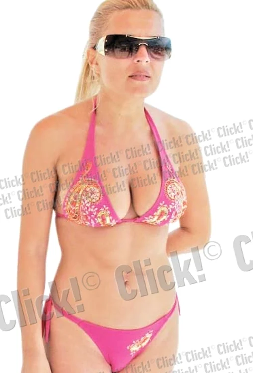 
    August 2007- Elena Udrea a făcut  furori pe Litoralul  românesc  