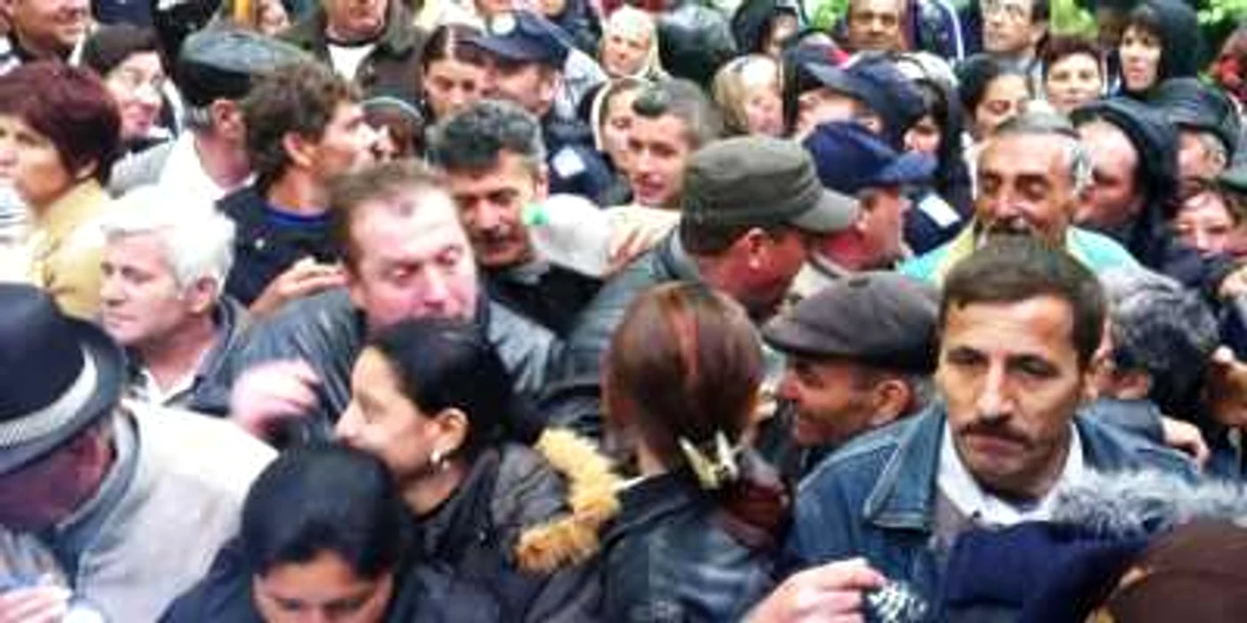 Enoriaşii s-au îmbrâncit la mici şi bere