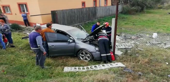 VIDEO Un bărbat din Argeş este grav rănit după ce a intrat cu maşina într-un stâlp de beton de pe şi apoi într-un gard