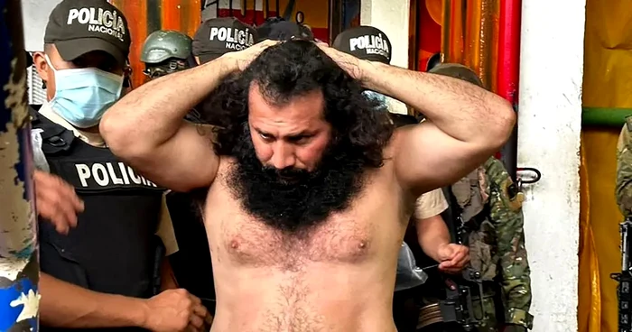 Jose Adolfo Macias, liderul grupării Los Chonero cu brațele la ceafă înconjurat de poliție