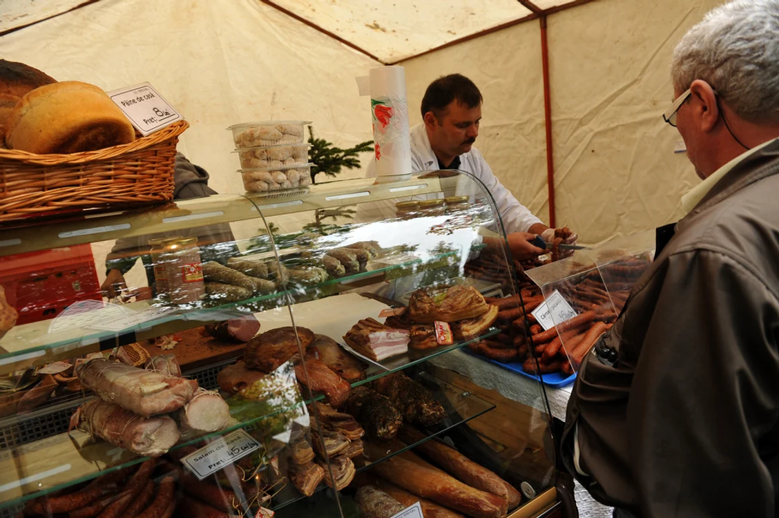 Comercianţii vin în întâmpinarea ieşenilor cu specialităţi din carne