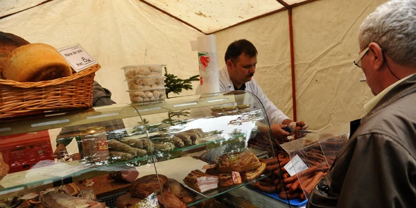 Comercianţii vin în întâmpinarea ieşenilor cu specialităţi din carne