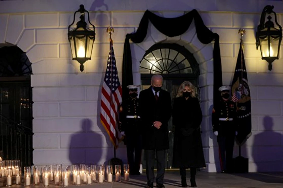 Președintele Joe Biden a transmis un mesaj de solidaritate și a ținut un discurs emoționant luni seara, după ce bilanțul tragic din Statele Unite a ajuns ajuns la 500.000 de morți Sursă foto: Captură video