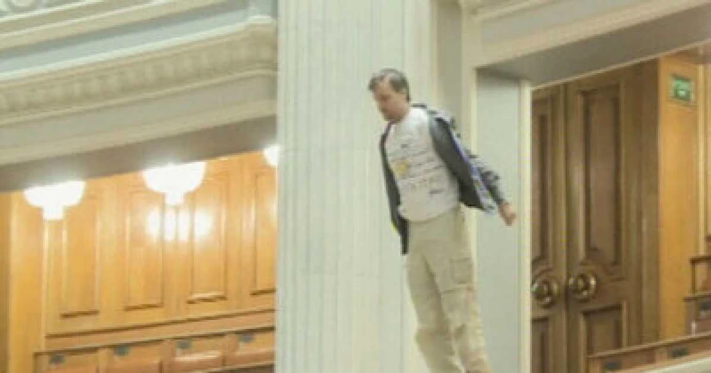 Bărbatul s-a aruncat de la balconul sălii de plen a Camerei Deputaţilor