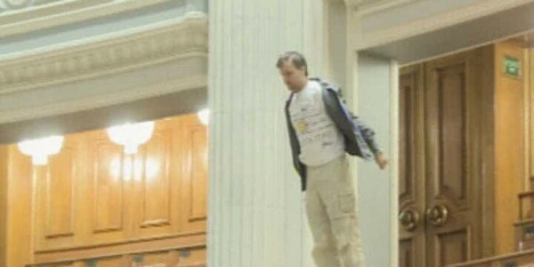 Bărbatul s-a aruncat de la balconul sălii de plen a Camerei Deputaţilor